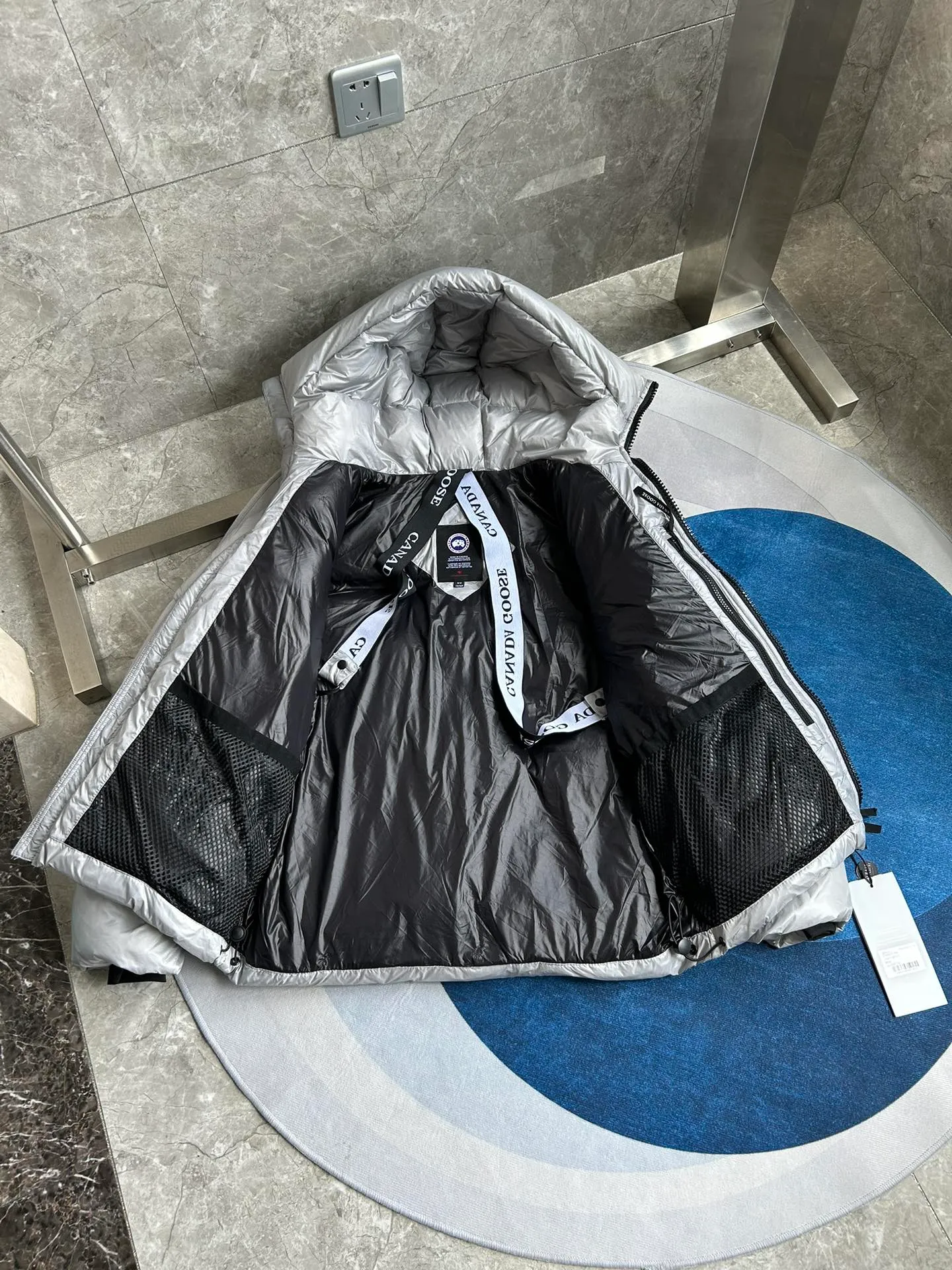 P820 ​​Gray Black Label Style No.: Y111 𝘾𝘼𝙉𝘼𝘿𝘼 𝙂𝙊𝙊𝙎𝙀/Canada Goose 2023 Limited New Crofton Puff Down Jacket Pure Guangzhou Inspection 80 White Duck Down Filling‼  Top version, ceiling level‼ Crofton soft bread, the latest style in 2023, has a cold protection effect of up to level 4. It is made of recycled Feather-Light tear-resistant fabric. It is ultra-light and has no weight on the upper body at all! The unique black label highlights your temperament‼  Canada Goose, a Canadian brand, has always been recognized as the warmest down jacket. Various Instagram celebrities, Internet celebrities, and celebrities often wear it for street photos. I do Canada Goose every year, but I still can’t get rid of my love for the geese. No matter how cold the winter is, there is no need to be afraid, because there are geese! Filled with 80% white duck down, Canada Goose is the legendary warmest down jacket and is known as a must-have for Arctic outdoor sports! The most popular down jacket in the world, celebrities are rushing to buy it, it is a must-have! Same style for men and women Size: S~XXL